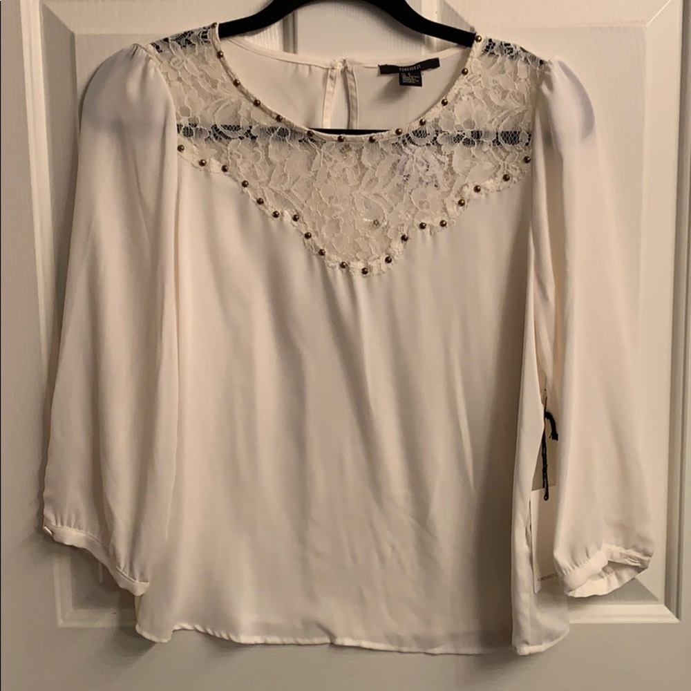 🌸Cream and lace blouse embellished with grommets.